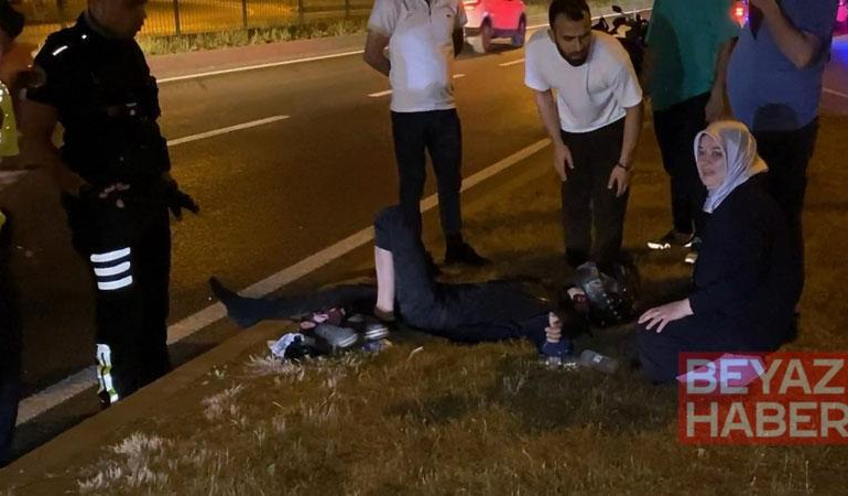 Kaza yerine gelen anne, yaralı oğlunun elini tutarak moral verdi