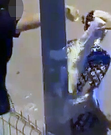Aydınlatma direğine bağlayıp, üzerine un ve sıvı yağ döktüler