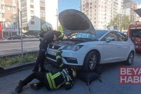 Park halindeki otomobilden yılan sarkıttığı ihbarı endişe yarattı