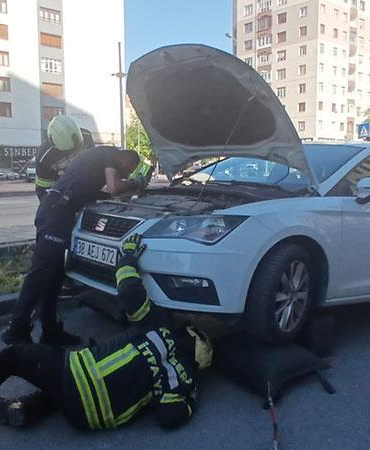 Park halindeki otomobilden yılan sarkıttığı ihbarı endişe yarattı