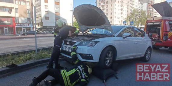 Park halindeki otomobilden yılan sarkıttığı ihbarı endişe yarattı
