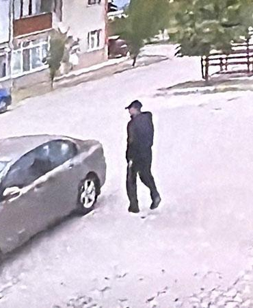 Tartıştığı kişiyi sokak ortasında tabancayla vurup, kaçtı