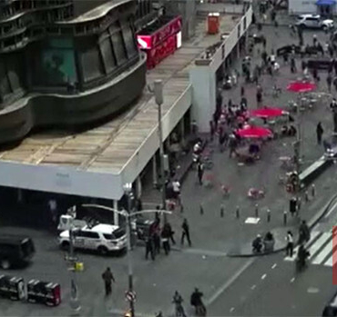 Times Meydanı'nda silah sesleri panik yarattı