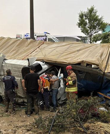 Manisa’da üç aracın karıştığı zincirleme kaza: 2 ölü, 4 yaralı