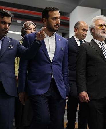 Tamer Karadağlı ‘Alev Alatlı Şehir Kütüphanesi ve Tiyatro Binası’nı ziyaret etti
