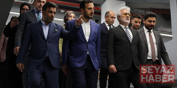 Tamer Karadağlı ‘Alev Alatlı Şehir Kütüphanesi ve Tiyatro Binası’nı ziyaret etti