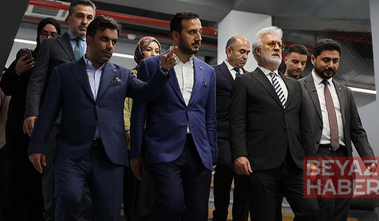 Tamer Karadağlı ‘Alev Alatlı Şehir Kütüphanesi ve Tiyatro Binası’nı ziyaret etti