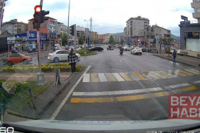Kırmızı ışıkta geçen motosiklet, otomobile çarptı; o anlar kamerada