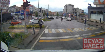 Kırmızı ışıkta geçen motosiklet, otomobile çarptı; o anlar kamerada