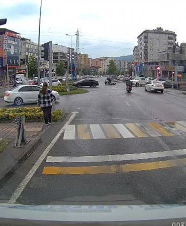 Kırmızı ışıkta geçen motosiklet, otomobile çarptı; o anlar kamerada