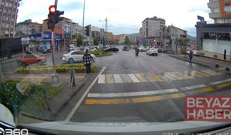 Kırmızı ışıkta geçen motosiklet, otomobile çarptı; o anlar kamerada