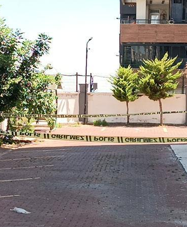 4 yaşındaki oğlunu kucağına alıp 8’inci kattan atlayan anne öldü, çocuğu yaşam mücadelesi veriyor