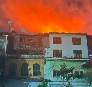 Büyük Valide Han’ın çatısında yangın çıktı