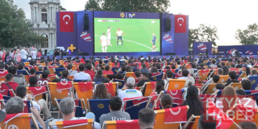 Dolmabahçe’de milli maç heyecanı dev ekranda yaşandı