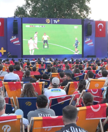 Dolmabahçe’de milli maç heyecanı dev ekranda yaşandı