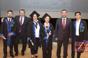 76 yaşında üniversiteden mezun olup kep attı