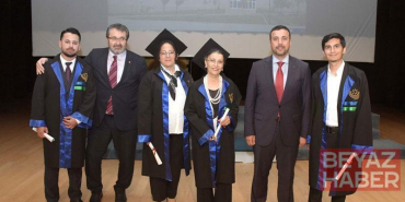 76 yaşında üniversiteden mezun olup kep attı