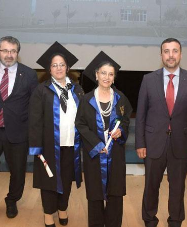 76 yaşında üniversiteden mezun olup kep attı