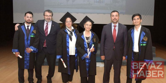 76 yaşında üniversiteden mezun olup kep attı