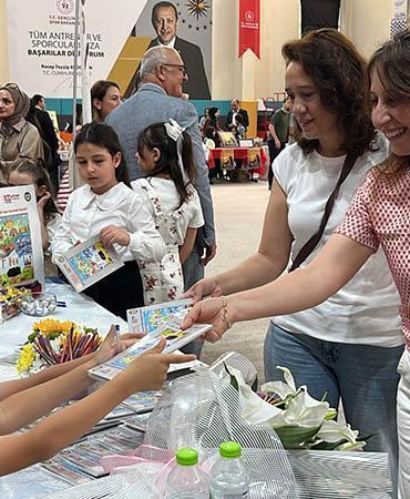 MEB öncülüğündeki proje ile minik yazarlar, imza günü düzenledi