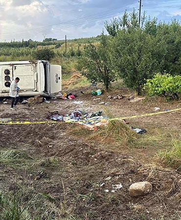Tur midibüsü şarampole devrildi: 4 ölü, 26 yaralı