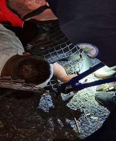 Alkollü çıktığı tel örgü devrilince bileği sıkıştı