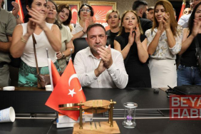 CHP İzmir İl Başkanlığı koltuğuna oturan Gümrükçü: Yakam paçam dağıldı, göğsüm ezildi