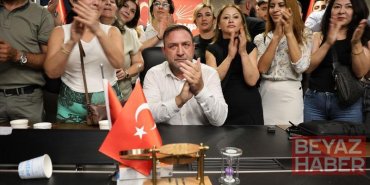 CHP İzmir İl Başkanlığı koltuğuna oturan Gümrükçü: Yakam paçam dağıldı, göğsüm ezildi