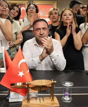 CHP İzmir İl Başkanlığı koltuğuna oturan Gümrükçü: Yakam paçam dağıldı, göğsüm ezildi