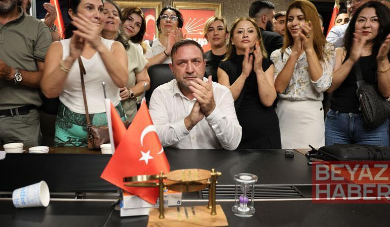 CHP İzmir İl Başkanlığı koltuğuna oturan Gümrükçü: Yakam paçam dağıldı, göğsüm ezildi