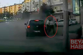 Otomobilin altında kalmaktan son anda kurtuldular