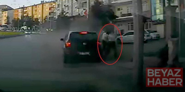 Otomobilin altında kalmaktan son anda kurtuldular