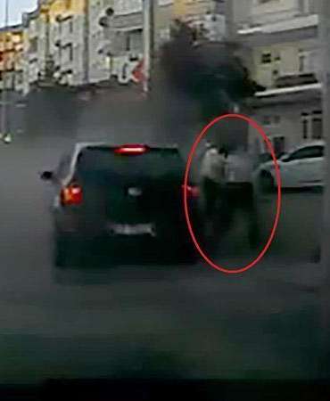 Otomobilin altında kalmaktan son anda kurtuldular