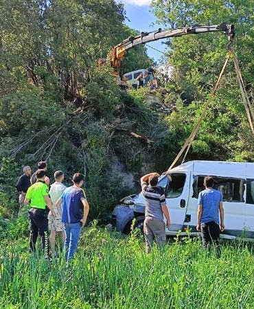 Minibüs şarampole yuvarlandı: 8 yaralı