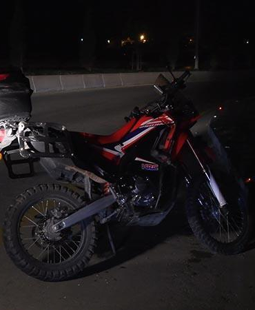 Kaldırıma çarpan motosiklet metrelerce savruldu: 1 ölü