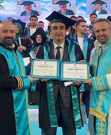 RTEÜ’de mezuniyet coşkusu; 54 yaşında iki ana dalda birinci oldu