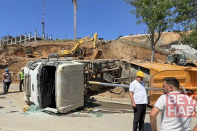 Beykoz’da hafriyat kamyonu devrildi; şoför kabinde sıkıştı ​