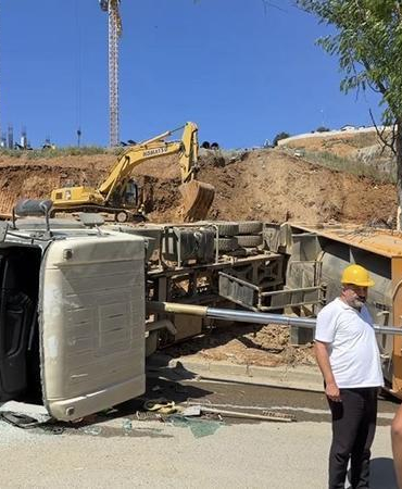 Beykoz’da hafriyat kamyonu devrildi; şoför kabinde sıkıştı ​