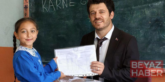Okulun tek öğrencisi İlayda’nın karne sevinci