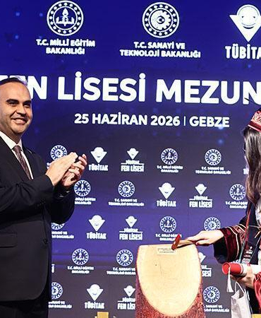 Bakan Kacır, eğitimlerini başarıyla tamamlayan öğrencilere diplomalarını verdi