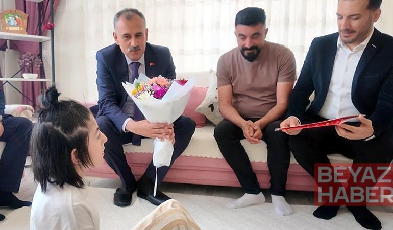 Evinde eğitim gören serebral palsili Elif