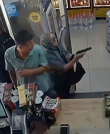 Boşanma aşamasındaki kocasını vurmak istediği tabanca tutukluluk yaptı; o anlar kamerada