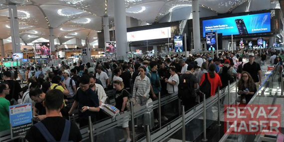 İstanbul Havalimanı’nda okulların kapanmasıyla tatil yoğunluğu başladı ​
