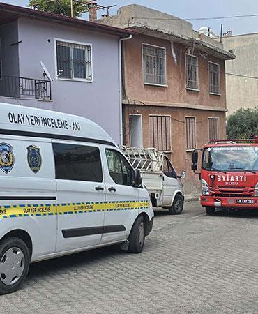 Metruk evde kaçak kazıya suçüstü; 3 gözaltı
