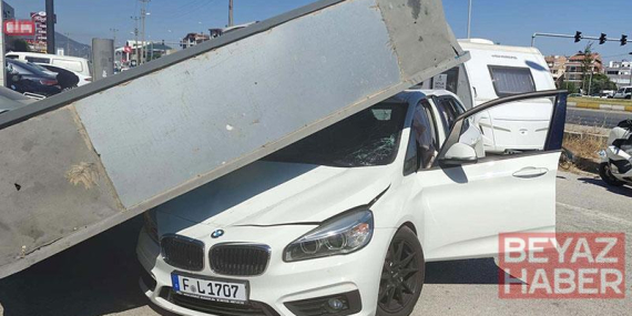 Üzerine reklam totemi devrilen otomobilin sürücüsü yara almadan kurtuldu