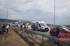 Lastiği patlayan otomobil, yolcu otobüsüne çarptı: 9 yaralı