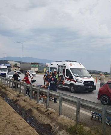 Lastiği patlayan otomobil, yolcu otobüsüne çarptı: 9 yaralı