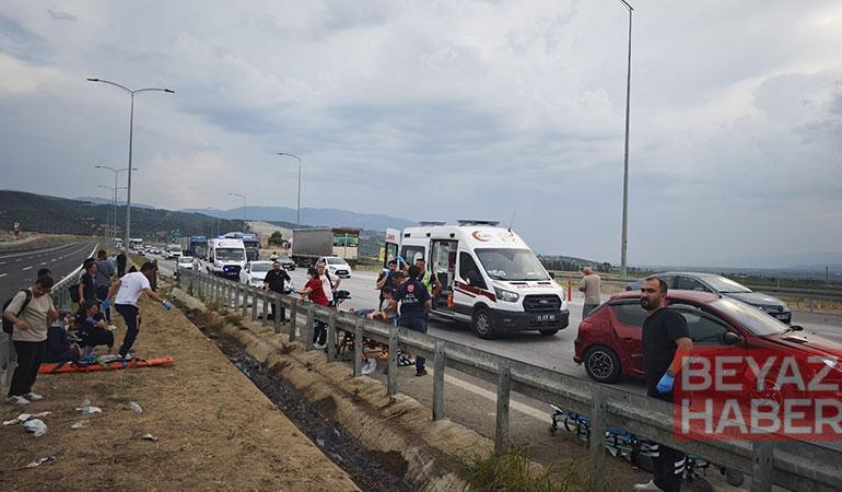 Lastiği patlayan otomobil, yolcu otobüsüne çarptı: 9 yaralı