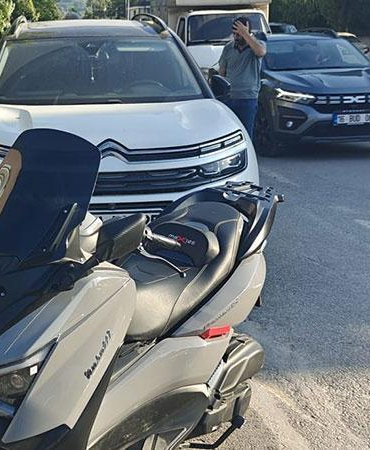 Rahatsızlanıp, park halindeki otomobile çarpan motosikletin sürücüsünün aort damarı yırtıldı