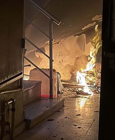 Apartman girişindeki yangını söndüren polis, mahsur kalan kadını kurtardı